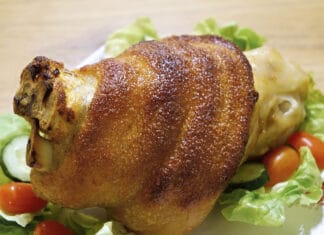 Zimowe smaki, które rozgrzewają od środka – golonka, żurek i bigos w roli głównej