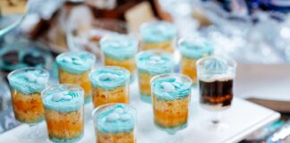 Eleganckie desery w szklankach na święta i urodziny, które zachwycą gości wyglądem i prostotą wykonania Warstwowe desery w szklankach z niebieskim kremem na świąteczne przyjęcie