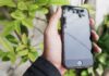 Ochota na słodycze wieczorem – 8 lekkich deserów zamiast podjadania Smartfon trzymany w dłoni na tle zielonych liści